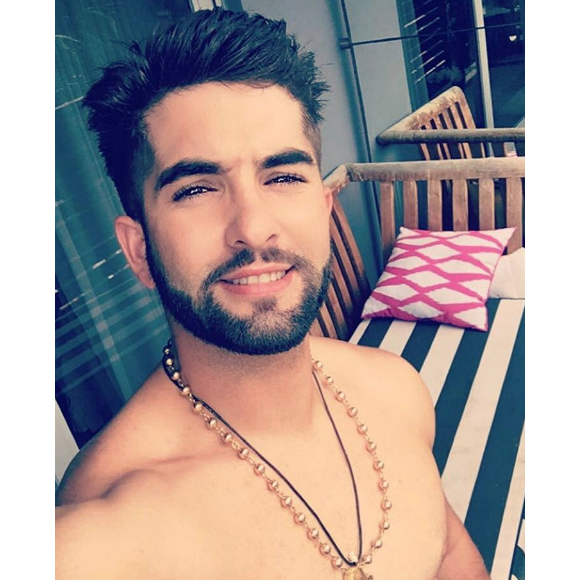 Kendji passe du bon temps à Miami. Quand il ne bronze pas, il se fait tatouer. Avril 2017.