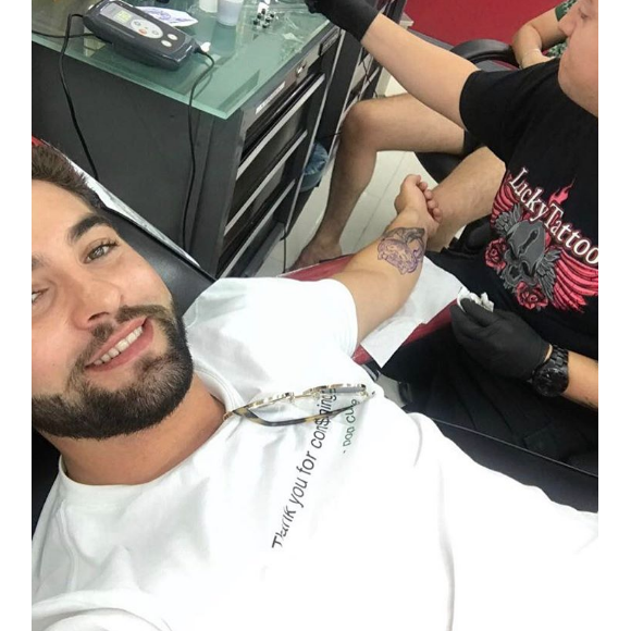 Kendji passe du bon temps à Miami. Quand il ne bronze pas, il se fait tatouer. Avril 2017.