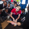 La princesse Charlene de Monaco montrant les gestes de premiers secours et de réanimation cardio-pulmonaire lors d'une visite ena vril 2017 à l'école primaire Gugulesizwe à Benoni en Afrique du Sud, où elle avait lancé en 2012 sa fondation. Photo Instagram officiel HSH Princess Charlene.
