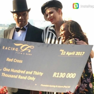 La princesse Charlene de Monaco remettant un chèque à l'hippodrome de Turffontein lors d'une visite en Afrique du Sud en avril 2017 en lien avec les actions de sa fondation et son patronage de la Croix-Rouge sud-africaine. Photo Instagram @saredcross (Croix-Rouge sud-africaine)