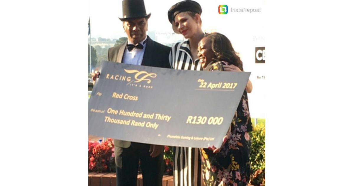 La princesse Charlene de Monaco remettant un chèque à l ...