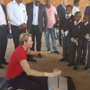 La princesse Charlene de Monaco montrant les gestes de premiers secours et de réanimation cardio-pulmonaire lors d'une visite à l'école primaire Gugulesizwe à Benoni en Afrique du Sud, où elle avait lancé en 2012 sa fondation. Photo Instagram @saredcross (Croix-Rouge sud-africaine)