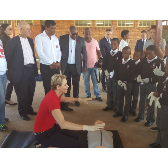 La princesse Charlene de Monaco montrant les gestes de premiers secours et de réanimation cardio-pulmonaire lors d'une visite à l'école primaire Gugulesizwe à Benoni en Afrique du Sud, où elle avait lancé en 2012 sa fondation. Photo Instagram @saredcross (Croix-Rouge sud-africaine)