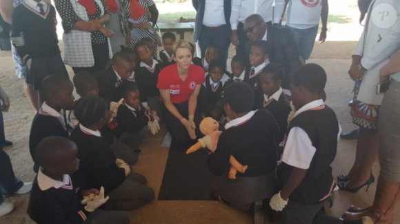 La princesse Charlene de Monaco montre les gestes de premiers secours et de réanimation cardio-pulmonaire lors d'une visite à l'école primaire Gugulesizwe à Benoni en Afrique du Sud, où elle avait lancé en 2012 sa fondation. Photo Instagram @saredcross (Croix-Rouge sud-africaine)