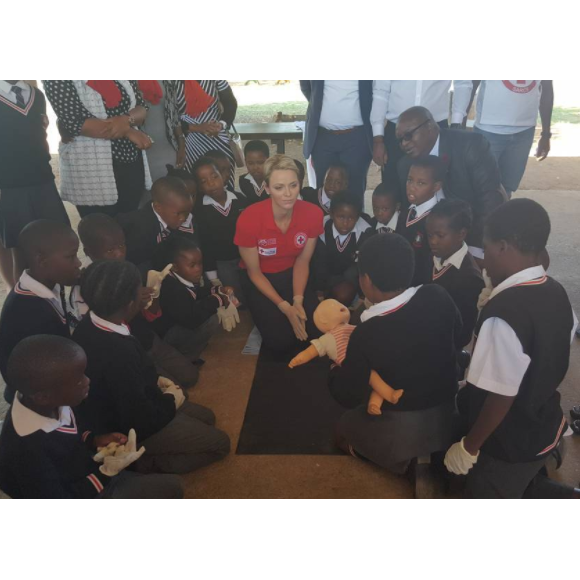 La princesse Charlene de Monaco montre les gestes de premiers secours et de réanimation cardio-pulmonaire lors d'une visite à l'école primaire Gugulesizwe à Benoni en Afrique du Sud, où elle avait lancé en 2012 sa fondation. Photo Instagram @saredcross (Croix-Rouge sud-africaine)