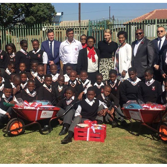 La princesse Charlene de Monaco de retour à l'école primaire Gugulesizwe à Benoni en Afrique du Sud, où elle avait lancé en 2012 sa fondation. Photo Instagram @saredcross (Croix-Rouge sud-africaine)