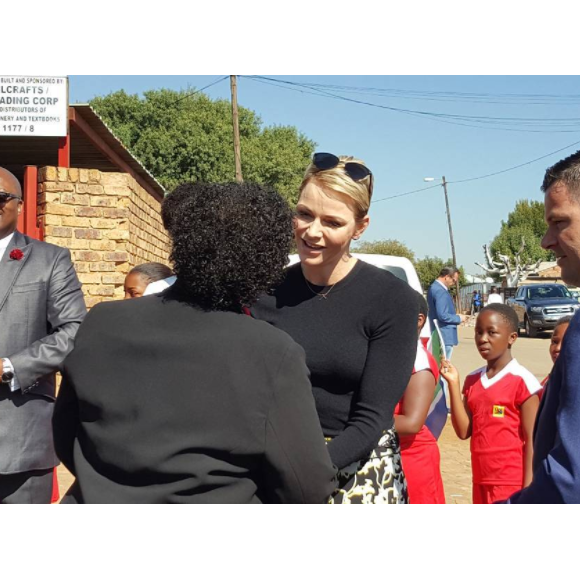 La princesse Charlene de Monaco accueillie à l'école primaire Gugulesizwe à Benoni en Afrique du Sud, où elle avait lancé en 2012 sa fondation. Photo Instagram @saredcross (Croix-Rouge sud-africaine)