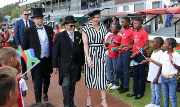 La princesse Charlene de Monaco à l'hippodrome de Turffontein lors d'une visite en Afrique du Sud en avril 2017 en lien avec les actions de sa fondation et son patronage de la Croix-Rouge sud-africaine. Photo Instagram @saredcross (Croix-Rouge sud-africaine)