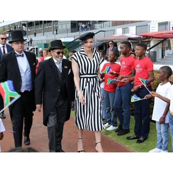 La princesse Charlene de Monaco à l'hippodrome de Turffontein lors d'une visite en Afrique du Sud en avril 2017 en lien avec les actions de sa fondation et son patronage de la Croix-Rouge sud-africaine. Photo Instagram @saredcross (Croix-Rouge sud-africaine)