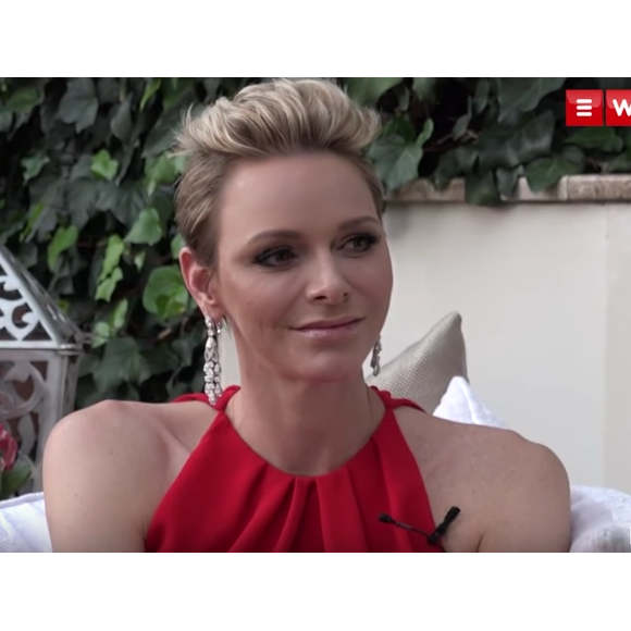 La princesse Charlene de Monaco en interview avec Jean Smyth pour Eyewitness News lors de sa visite en Afrique du Sud en avril 2017 en lien avec les activités de sa fondation et son patronage de la Croix-Rouge sud-africaine. 