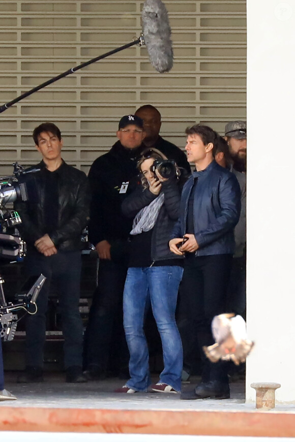 Tom Cruise tourne en présence de sa doublure Sean Francis George une scène du prochain épisode de Mission Impossible 6 quai Austerlitz à Paris le 24 avril 2017.