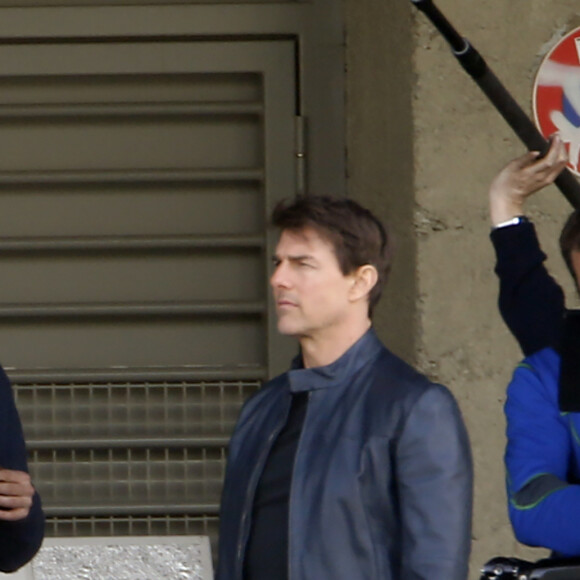 Tom Cruise tourne une scène du prochain épisode de Mission Impossible 6 quai Austerlitz à Paris le 24 avril 2017.