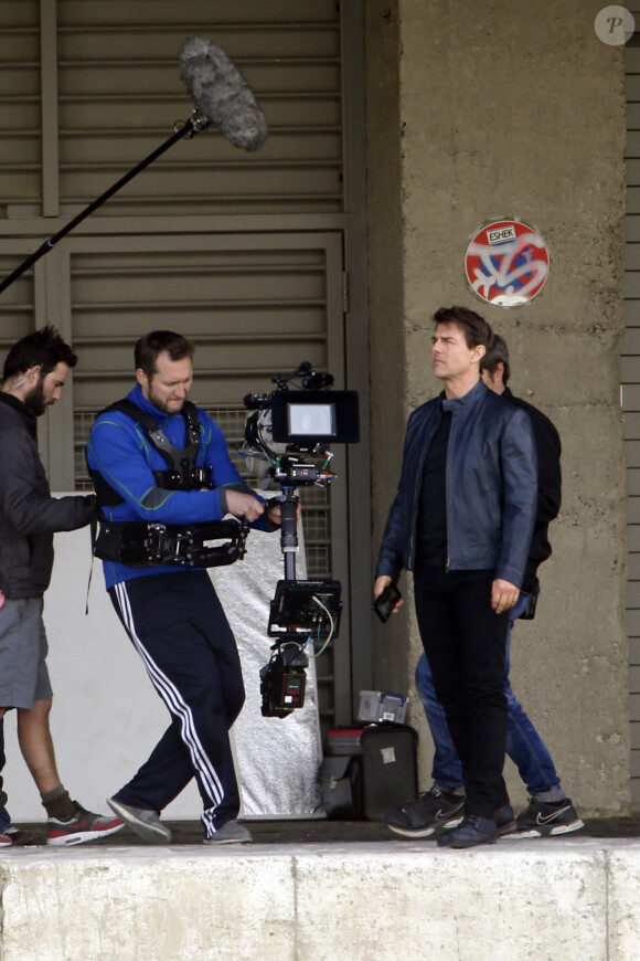 Tom Cruise tourne une scène du prochain épisode de Mission Impossible 6 quai Austerlitz à Paris le 24 avril 2017.