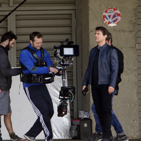 Tom Cruise tourne une scène du prochain épisode de Mission Impossible 6 quai Austerlitz à Paris le 24 avril 2017.
