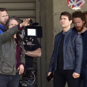 Tom Cruise tourne une scène du prochain épisode de Mission Impossible 6 quai Austerlitz à Paris le 24 avril 2017.