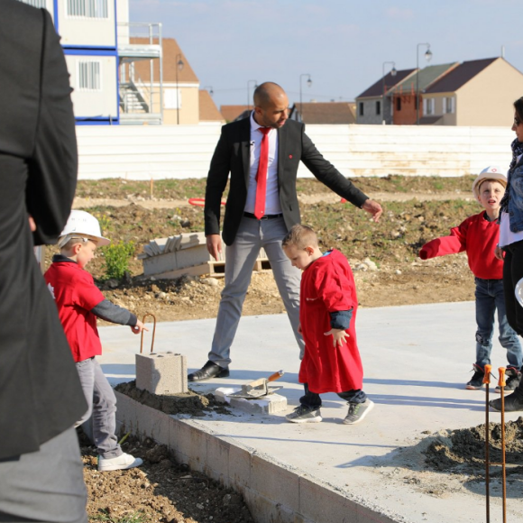 Les travaux de la maison de la famille de Céline, offerte par Cyril Hanouna et réalisée par Maisons Pierre, avance à grands pas ! Avril 2017.