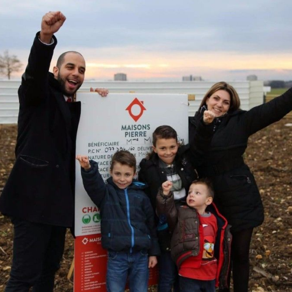 Les travaux de la maison de la famille de Céline, offerte par Cyril Hanouna et réalisée par Maisons Pierre, avance à grands pas ! Avril 2017.