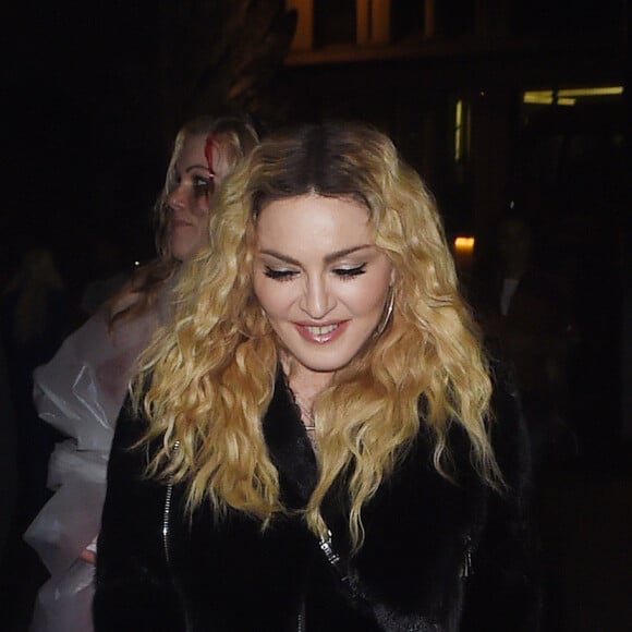 Madonna arrive avec une amie au restaurant M pour une soirée Halloween à Londres, le 28 octobre 2016