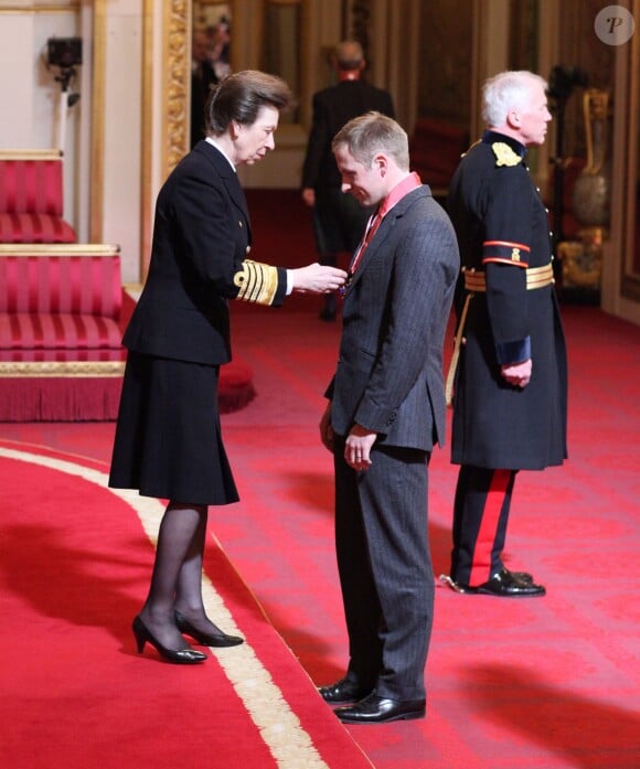 Jason Kenny reçoit les insignes de commandeur dans l'ordre de l'empire britannique (CBE) des mains de la princesse Anne, le 25 avril 2017 au palais de Buckingham à Londres.