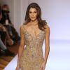 Iris Mittenaere (Miss Univers) défile pour Sherri Hill lors de la Fashion Week à New York, le 13 février 2017. Elle défile pour la première fois depuis son élection.