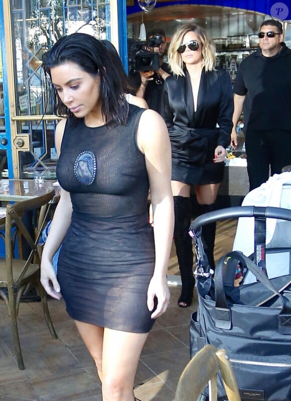 Kim, Kourtney et Khloé Kardashian quittent un restaurant après le déjeuner à Los Angeles le 20 avril 2017.