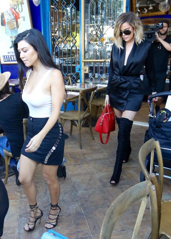 Kourtney et Khloé Kardashian quittent un restaurant après le déjeuner à Los Angeles le 20 avril 2017.