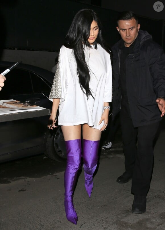 Kylie Jenner arrive à une fête privée avec des cuissardes violettes à West Hollywood, le 11 avril