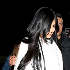 Kylie Jenner arrive à une fête privée avec des cuissardes violettes à West Hollywood, le 11 avril