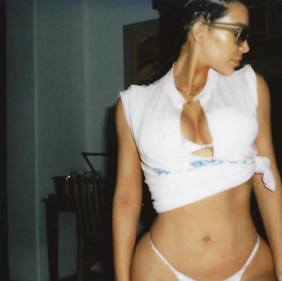 Kim Kardashian a publié une photo sexy d'elle en vacances sur sa page Instagram pour tenter d'enrayer la perte de ses abonnés sur les réseaux sociaux. Photo publiée le 28 avril 2017