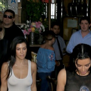 Kim, Kourtney et Khloé Kardashian quittent un restaurant après le déjeuner à Los Angeles le 20 avril 2017.