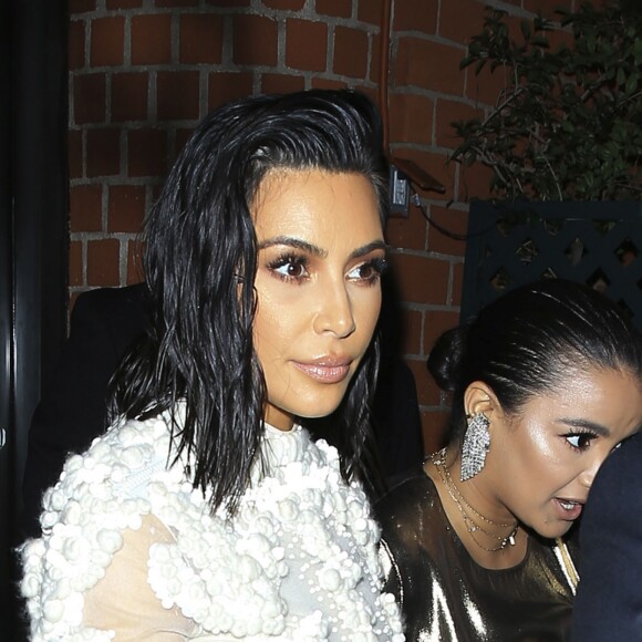 Kim Kardashian est allée diner au restaurant Mr. Chow à Beverly Hills. Kim a assisté au Fashion LA Awards avant de diner. Le 2 avril 2017