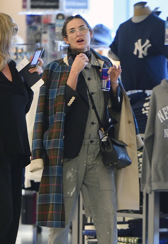 Exclusif - Demi Moore, presque méconnaissable, fait du shopping à New York le 17 avril 2017.