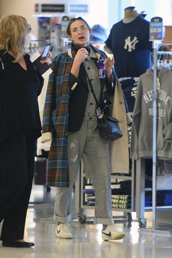 Exclusif - Demi Moore, presque méconnaissable, fait du shopping à New York le 17 avril 2017.