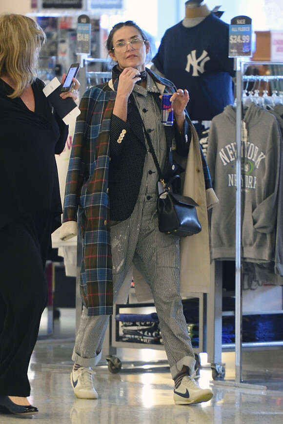 Exclusif - Demi Moore, presque méconnaissable, fait du shopping à New York le 17 avril 2017.