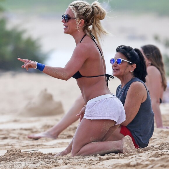 Exclusif - Britney Spears et sa mère Lynne se relaxent en vacances sur une plage à Kauai à Hawaii, le 10 avril 2017