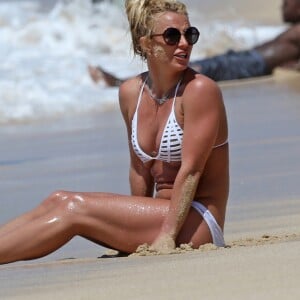 Exclusif - Britney Spears et sa mère Lynne se relaxent en vacances sur une plage à Kauai à Hawaii, le 10 avril 2017