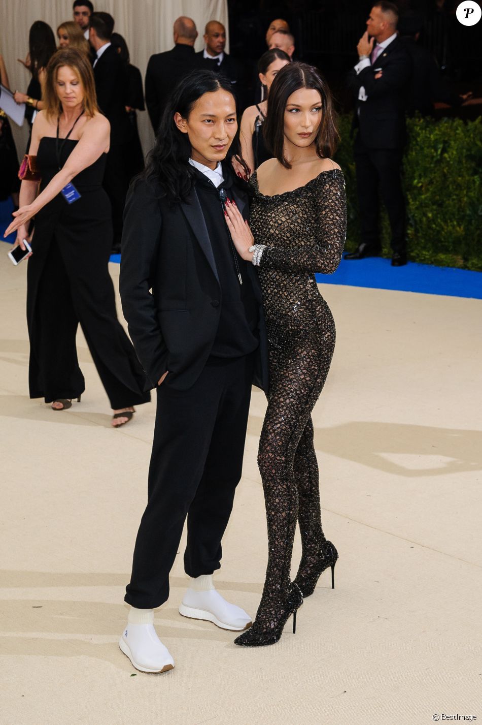 Alexander Wang et Bella Hadid - Met Gala 2017, exposition Rei Kawakubo ...