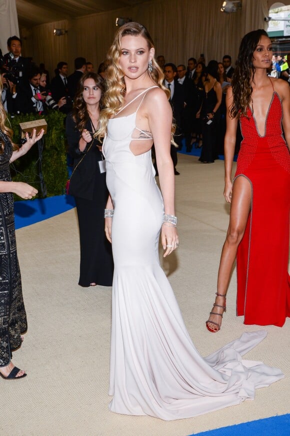 Behati Prinsloo et Joan Smalls - Met Gala 2017, exposition "Rei Kawakubo/Comme des Garçons: Art Of The In-Between" au Metropolitan Museum of Art. New York, le 1er mai 2017.