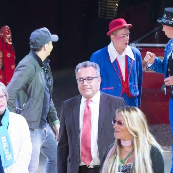 Exclusif - Rachel Mouyal, Frédéric Edelstein, Fabrice Bonnot (chef et créateur de ''soupe en scene''), Marie Colette Coudry (bénévole au foyer notre-dame-des-sans-abris), Denis Broquilier (Maire du 2e arrondissement de Lyon, Responsable pédagogique de l'IDRAC), François Royer (Conseiller du 2ème arrondissement), Loana Petrucciani (marraine 2017 de "Soupe En Scène") et Sophie Grenard lors de la remise d'un chèque de 29.500 euros pour le Foyer Notre Dame Des Sans Abri durant la soirée "Soupe En Scène" au Cirque Pinder à Lyon, France, le 12 avril 2017. Soirée spéciale "Soupe En Scène" imaginé par le Chef F. Bonnot au profit de l'association lyonnaise le foyer notre-dame des sans-abri. © Agence/Bestimage