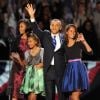 Le président Barack Obama accueille la foule avec sa femme, la première dame Michelle Obama et les enfants Malia et Sasha à Chicago, le 6 november 2012 - Olivier Douliery / ABACAPRESS.COM