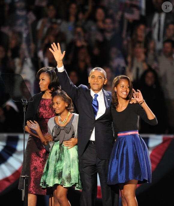 Le président Barack Obama accueille la foule avec sa femme, la première dame Michelle Obama et les enfants Malia et Sasha à Chicago, le 6 november 2012 - Olivier Douliery / ABACAPRESS.COM