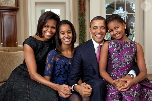 La famille Obama pour un portrait familiale au bureau oval, le 11 décembre 2011 à Washington - Pete Souza/Photoshot/ABACAPRESS.COM