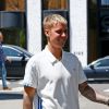 Justin Bieber se balade avec un ami dans les rues de Los Angeles, le 28 avril 2017