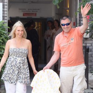 Jean Marie Bigard et sa femme Claudia sortent de la clinique avec leur petit Sasha à Paris, le 30 juin 2009