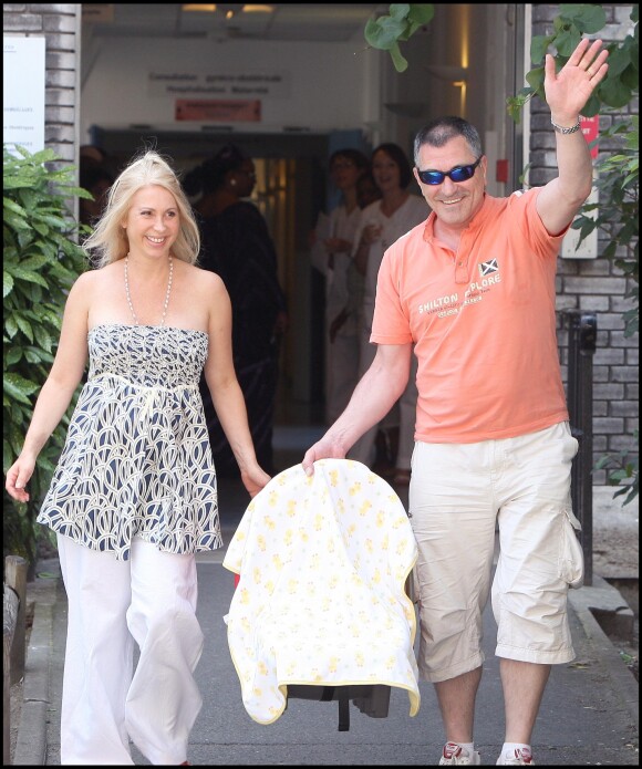 Jean Marie Bigard et sa femme Claudia sortent de la clinique avec leur petit Sasha à Paris, le 30 juin 2009