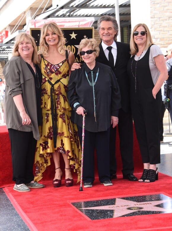 Kurt Russell avec sa mère Louise, des membres de sa famille et sa compagne Goldie Hawn - Goldie Hawn et son compagnon Kurt Russell reçoivent leurs étoiles sur le Walk of Fame au 6201 Hollywood blvd à Hollywood, le 4 mai 2017