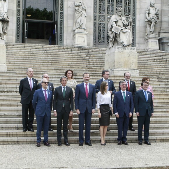 Le roi Felipe VI et la reine Letizia d'Espagne ont inauguré le 4 mai 2017 à la Bibliothèque Nationale d'Espagne à Madrid une exposition consacrée aux Trésors manuscrits de l'Université de Salamanque dans le cadre des 800 ans de la faculté.