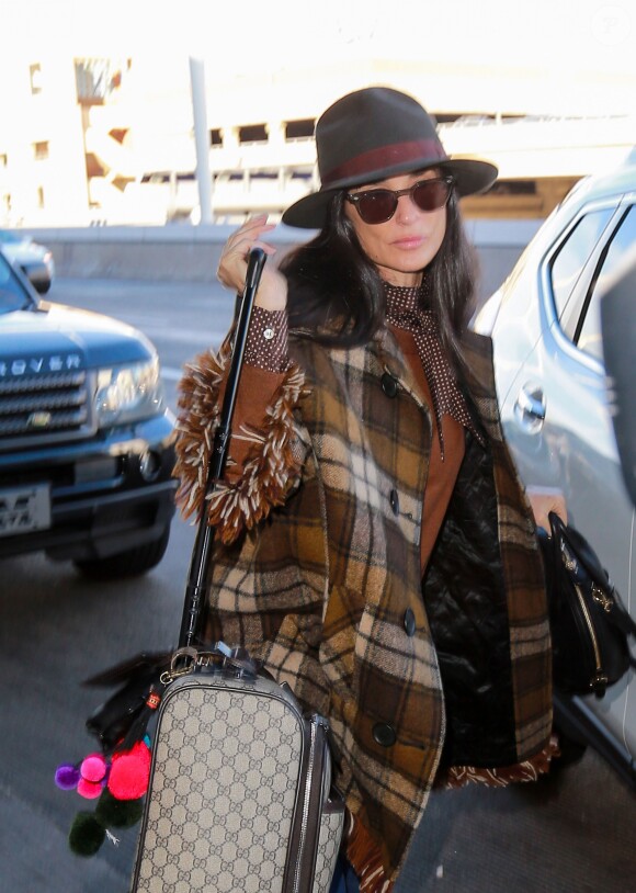 Demi Moore arrive à l'aéroport de LAX à Los Angeles pour prendre l’avion, le 2 décembre 2015