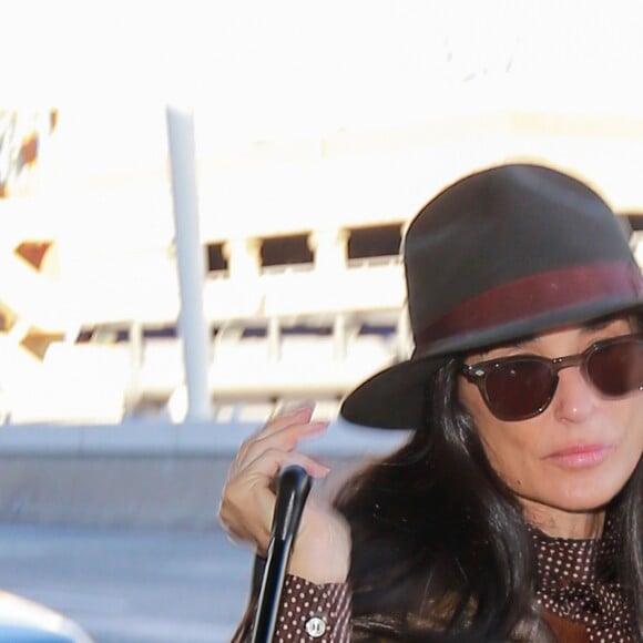 Demi Moore arrive à l'aéroport de LAX à Los Angeles pour prendre l’avion, le 2 décembre 2015