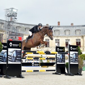 Guillaume Canet, sur Babeche, participe au 1er Jumping International du château de Versailles, France, le vendredi 5 mai 2017. © Giancarlo Gorassini/Bestimage